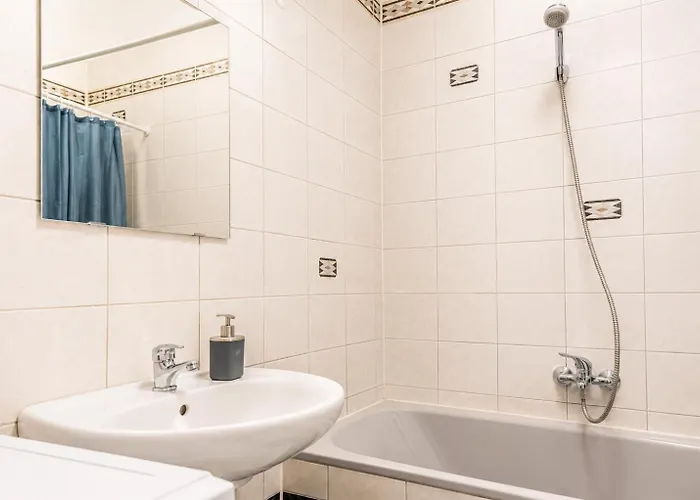 Comfortable 2br Near Burggasse דירה *